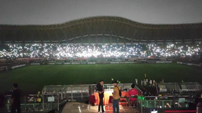 Kondisi Stadion Patriot Candrabhaga mati lampu saat Persija Jakarta menjamu Ratchaburi FC. Foto: Istimewa