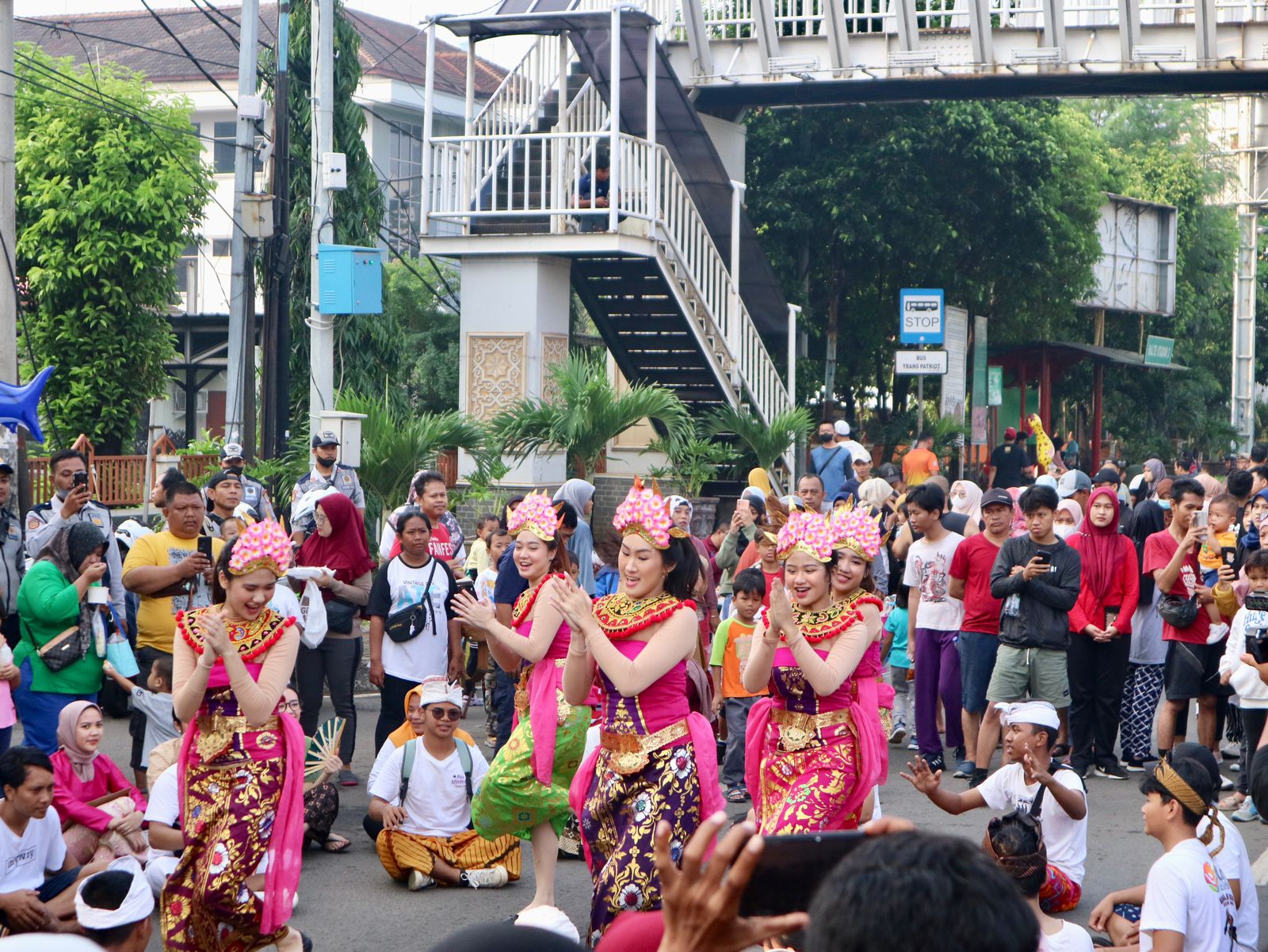 Mahasiswa/i memeragakan adat bali di CFD Jalan Ahmad Yani, Kota Bekasi. Foto: Istimewa