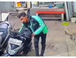 Pakai Jaket Ojol, Pencuri Bawa Kabur Motor Beat di Bekasi Dalam 30 Detik