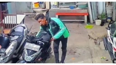Pencuri mengenakan jaket Ojol terakam CCTV saat menggasak sepeda motor honda Beat di Kampung Dua, Bekasi Barat, Kota Bekasi.