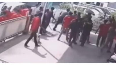Puluhan karyawan menangkap maling motor di ATM Center Rawalumbu.