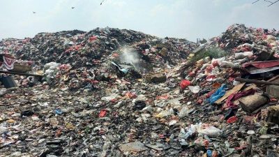 TPS Liar yang mana sampahnya menggunung capai 10 meter di Kelurahan Bintara, Bekasi Barat. Foto: Istimewa