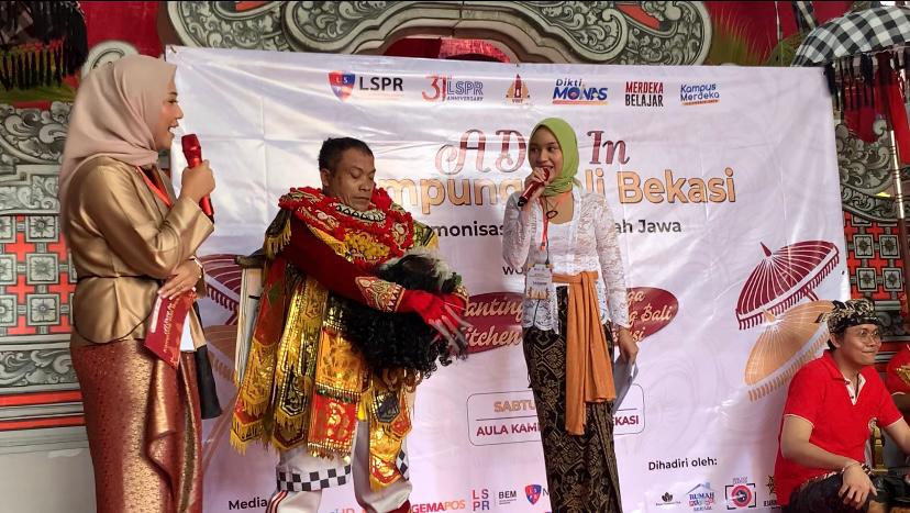 Masiswa/i LSPR menggelar pagelaran budaya Bali di Kampung Bali Bekasi, Sabtu (17/6/2023). Foto: Yessiana/Gobekasi.id