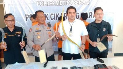 Kompol Gogo (kemeja putih) saat melakukan gelar perkara residivis begal sadis. Foto: Istimewa