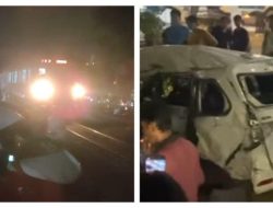 Minibus Remuk Dihantam Kereta di Perlintasan Bulak Kapal