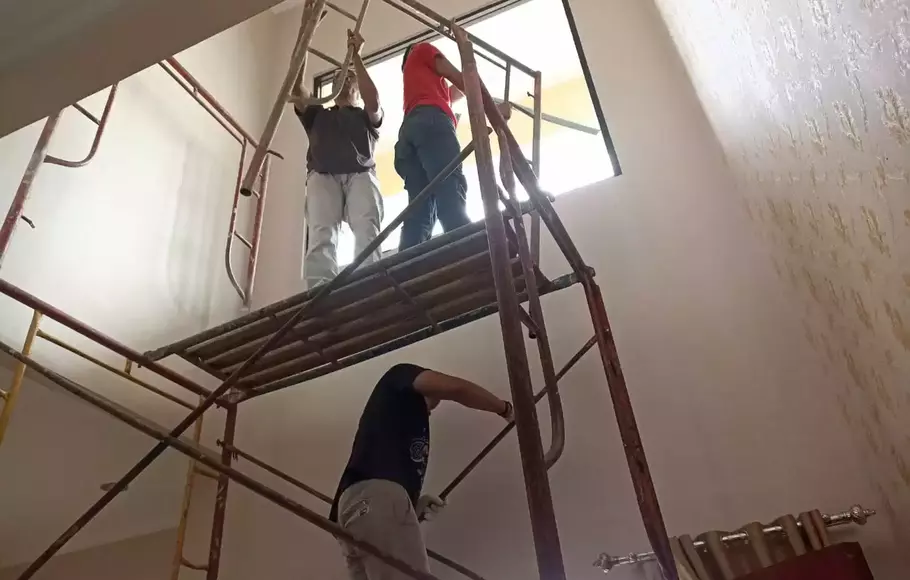 Kerja Sama Operasi (KSO) Pertamina, Foster Oil & Energy PTE Ltd dan PT Migas (Perseroda) mulai melakukan perbaikan 125 rumah warga terdampak ledakan tangki minyak di Stasiun Pengepul Gas Lapangan Jatinegara, Bekasi, Jawa Barat, Rabu, 30 Agustus 2023.