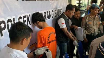 Nando (25), sosok suami yang tega membunuh istrinya secara sadis di Bekasi dihadirkan dalam konferensi pers di Mapolsek Cikarang Barat, Senin (11/9/2023).