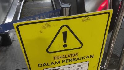 Eskalator Stasiun Bekasi mati.