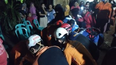 BPBD Kab Bekasi mengevakuasi jasad lansia tercebur sumur