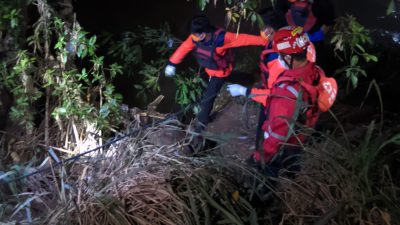 Petugas saat melakukan evakuasi jasad wanita di Sungai Cikeas. Foto: Ist