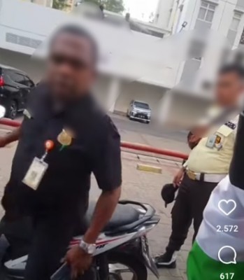 Satpam Viral tegur kurir paket yang pasang bendera Palestina.