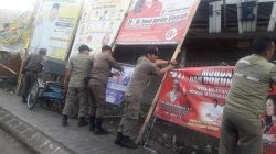 Satpol PP Kota Bekasi membongkar APK liar