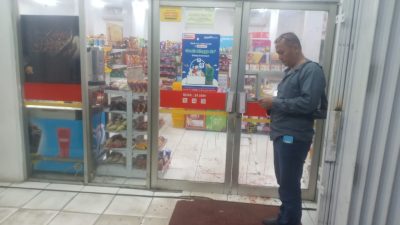 Tampak luar minimarket yang ada di Bekasi usai disatroni komplotan perampok. Foto: Dok.Polisi