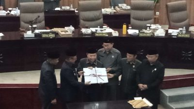 Pj Wali Kota Bekasi Raden Gani Muhamad bersama DPRD mengesahkan APBD Tahun 2024