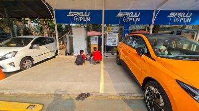 Masyarakat Bekasi memanfaatkan SPKLU PLN. Foto: Istimewa