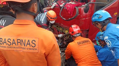 Petugas saat mengevakuasi korban kecelakaan truk tangki air dengan sepeda motor di Jalan Siliwangi, depan Alfamart, Bantargebang, Kota Bekasi, Sabtu (30/12/2023). (Dokumentasi istimewa).