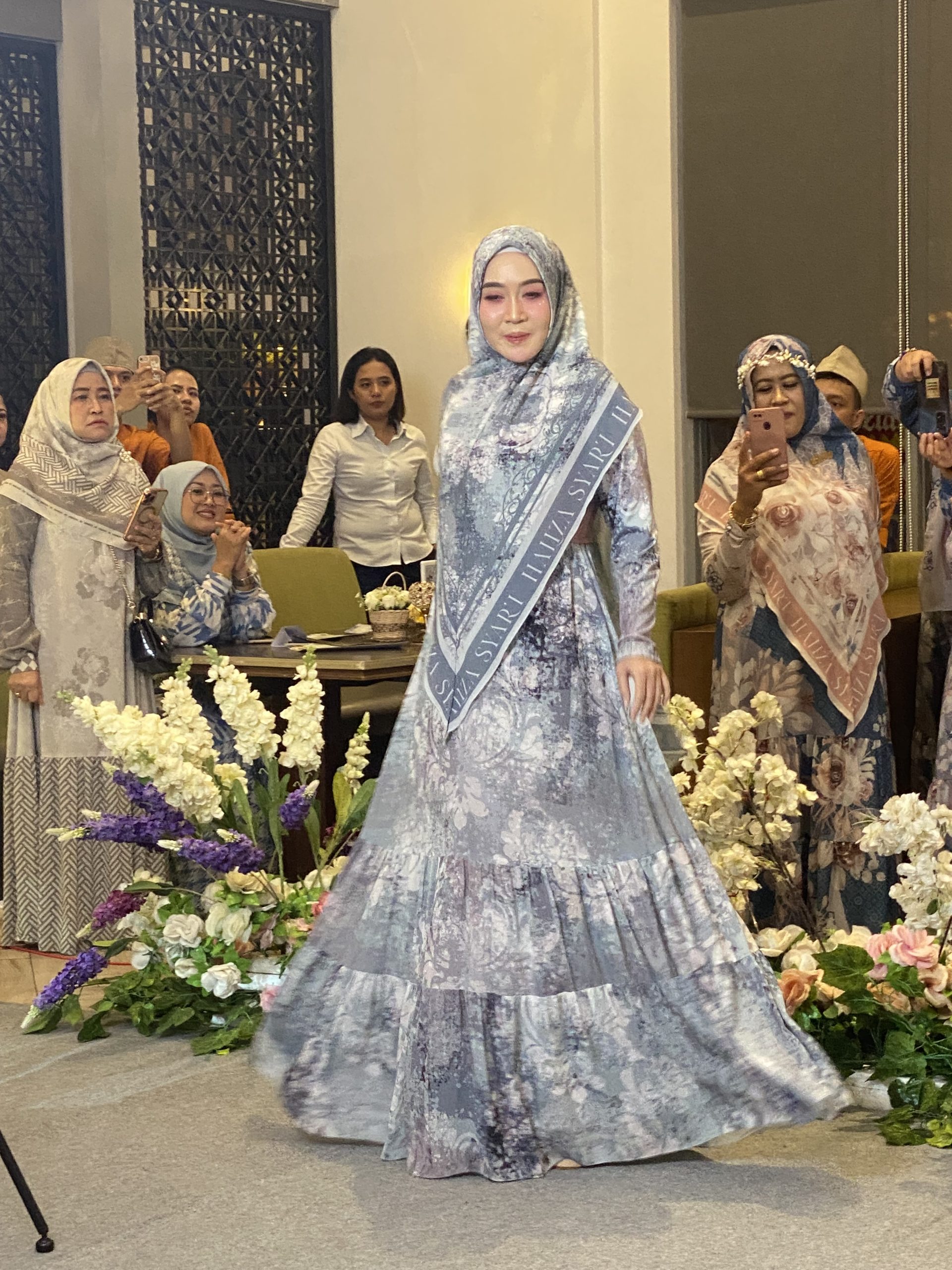 Haliza Syar’i memperkenalkan 22 koleksi terbarunya pada momen Fashion Show di Restoran Seribu Rasa, Summarecon Bekasi. Foto : Gobekasi.id