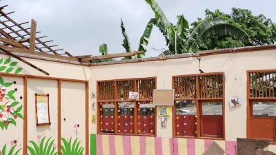 Kondisi SDN Setia Mekar 03 yang atapnya ambruk usai diterpa hujan. Foto : Ishal/Gobekasi.id