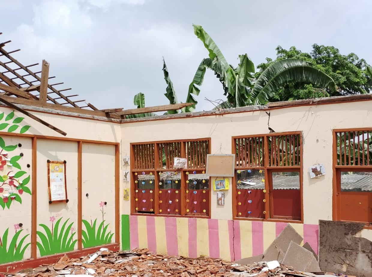 Kondisi SDN Setia Mekar 03 yang atapnya ambruk usai diterpa hujan. Foto : Ishal/Gobekasi.id