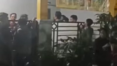 Tangkapan layar dari video penggerudukan yang dilakukan oleh korban penipuan penyalur tenaga kerja di Perumahan Bagasasi, Sindangmulya, Cibarusah, Kabupaten Bekasi, Rabu (20/12/2023). Penggerudukan dilakukan terjadi karena massa ditipu oleh para pencari kerja.