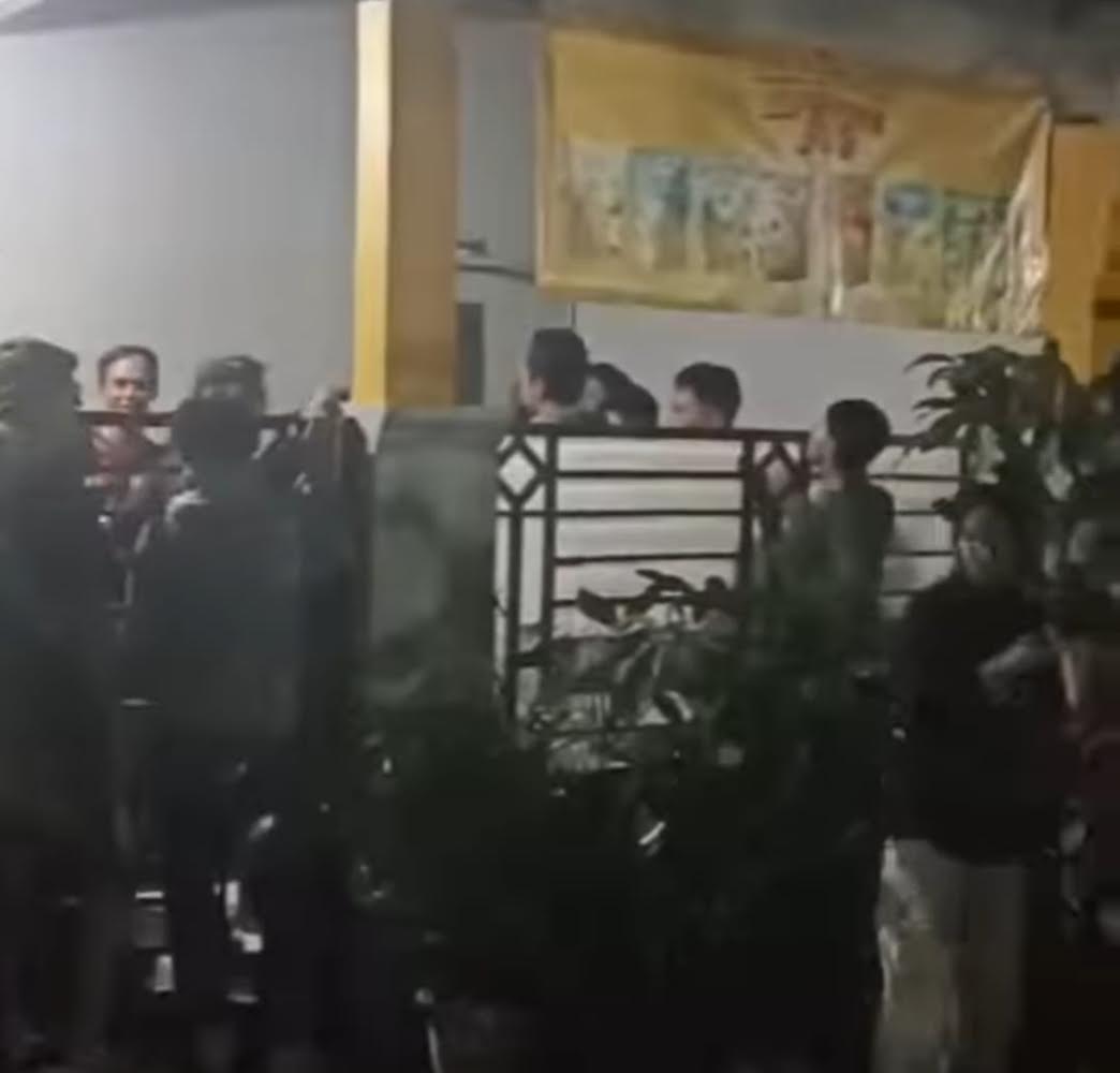 Tangkapan layar dari video penggerudukan yang dilakukan oleh korban penipuan penyalur tenaga kerja di Perumahan Bagasasi, Sindangmulya, Cibarusah, Kabupaten Bekasi, Rabu (20/12/2023). Penggerudukan dilakukan terjadi karena massa ditipu oleh para pencari kerja.