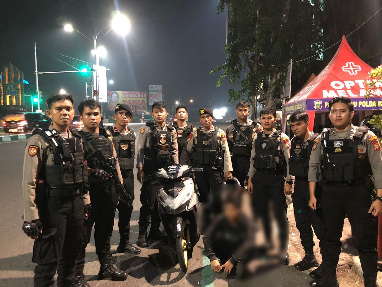 Tim Patroli Perintis Presisi Polres Metro Bekasi Kota saat menangkap RS (17), remaja pelaku balap liar di Jalan Chairil Anwar, Bekasi Timur, Sabtu (23/12/2023). (Dok.Polres Metro Bekasi Kota).