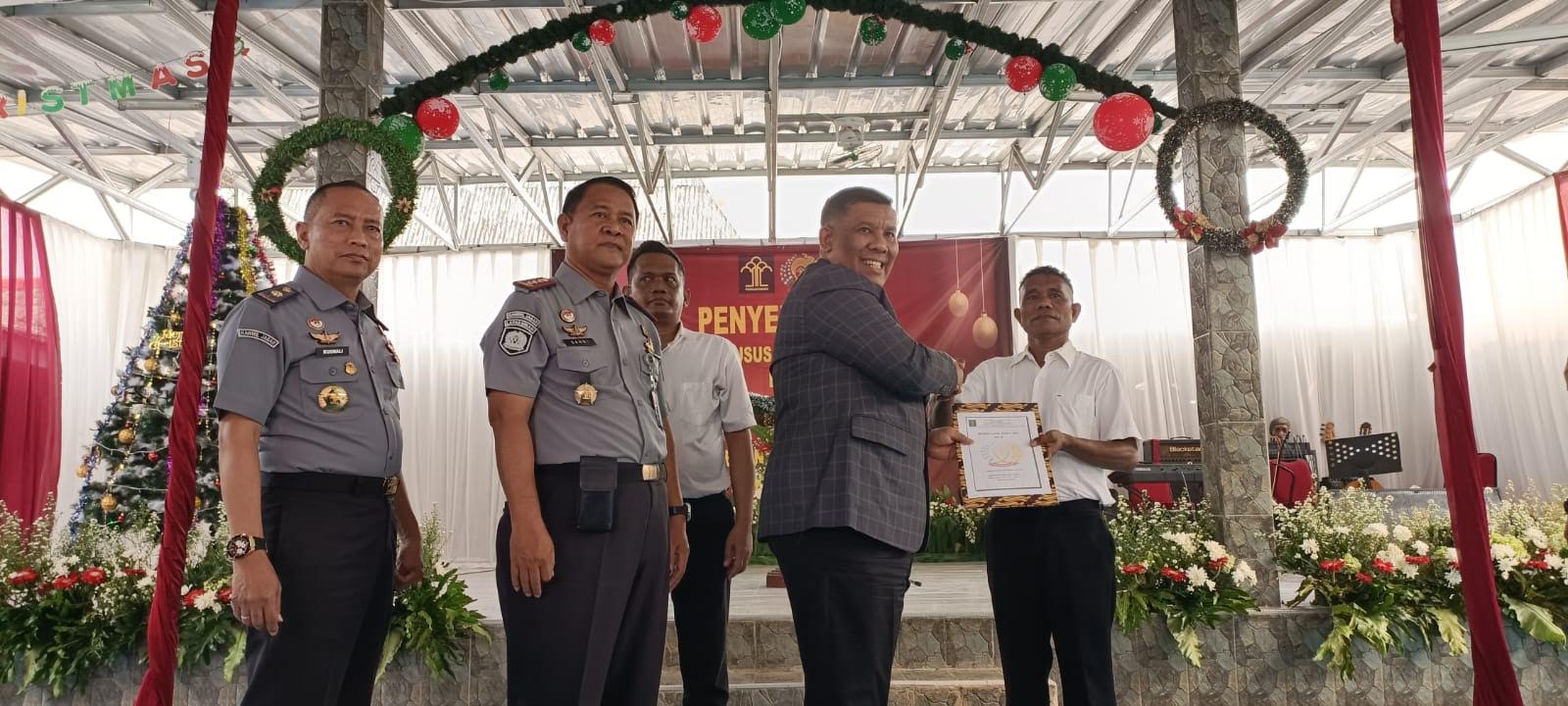 Prosesi pembagian remisi Hari Raya Natal 2023 di Lembaga Pemasyarakatan Kelas IIA Bulak Kapal, Bekasi Timur, Kota Bekasi, Senin (25/12/2023). Foto: Ishal/Gobekasi.id