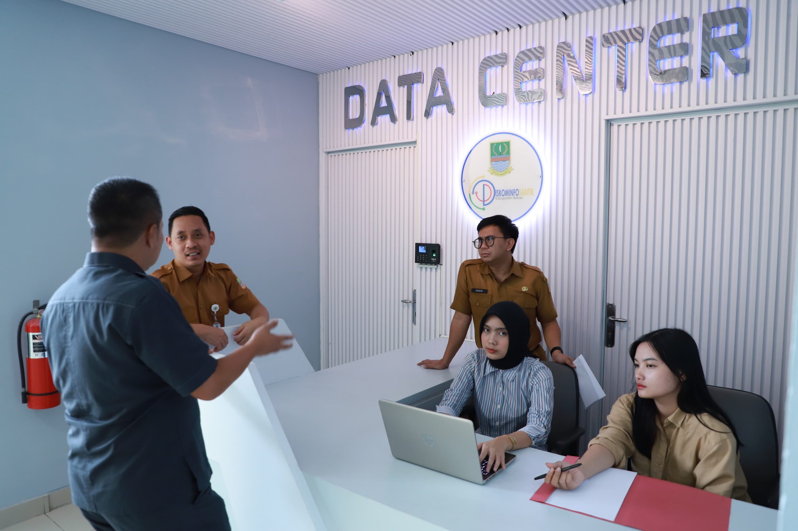 Kepala Diskominfosantik Kabupaten Bekasi, Yan Yan Akhmad Kurnia tengah berdiskusi dengan Kabid Teknologi Informasi dan Komunikasi (TIK), Bahrul Ulum prihal target indeks SPBE Kabupaten Bekasi Tahun 2024 di Depan Ruang Data Center, Diskominfosantik Kabupaten Bekasi, pada Selasa (23/01/2024).