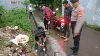 Saluran air tempat menghilangnya IF (10). Bocah laki-laki itu dinyatakan hilang dan meninggal dunia ketika bermain bersama tiga temannya saat hujan deras mengguyur wilayah Pangkalan Asem Bantargebang, Kota Bekasi, Kamis (4/1/2023) sore. (Dok.Polres Metro Bekasi Kota).