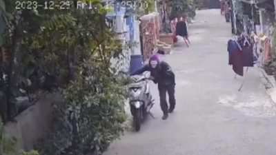 Pria bertopeng badut yang mencuri satu unit sepeda motor di Perumahan Teluk Angsan, Bekasi Timur, Kota Bekasi, Jumat (29/12/2023).