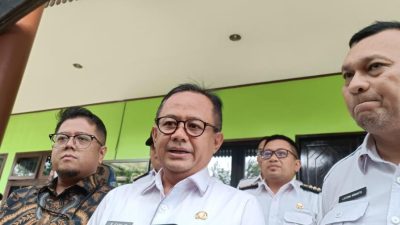 Pj Wali Kota Bekasi Siap Diberi Sanksi Apabila Ada Pelanggaran Soal Pamer Jersey Bernomor Punggung “02”