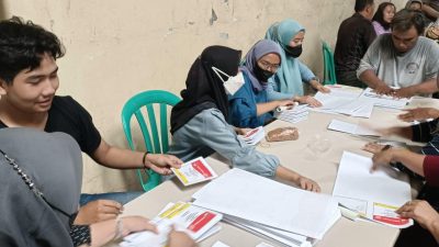 Petugas sortir lipat surat suara di gudang penyimpanan logistik KPU Kota Bekasi di Alexindo, Medan Satria, Kota Bekasi, Senin (8/1/2024). Total ada 1.500 petugas sortir dan lipat surat suara yang dilibatkan.