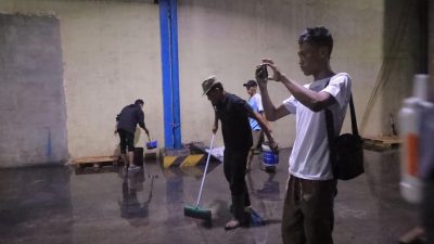 Gudang logistik Komisi Pemilihan Umum (KPU) Kota Bekasi di kawasan Alexindo, Medan Satria, Kota Bekasi tergenang air imbas saluran air yang mampet, Selasa (9/1/2024)