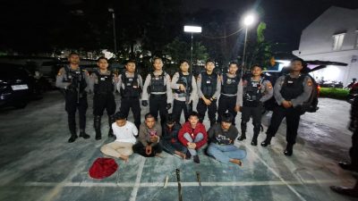 Tim Patroli Perintis Presisi dari Polres Metro Bekasi Kota saat menangkap lima pemuda yang tawuran di wilayah Perumnas 1, Bekasi Barat, Minggu (14/1/2024).