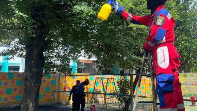 Petugas Damkarmat Kota Bekasi saat mengeksekusi ulat bulu yang mengepung taman pendidikan al-quran (TPA) Saung Sirih di Jalan Diman Payangan, Jatisari, Jatiasih, Kota Bekasi, Selasa (16/1/2024).