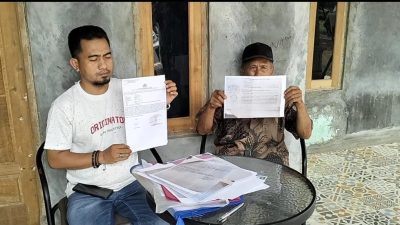 Kacung, Petani di Bekasi beramasa dengan kuasa hukumnya.