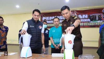 Proses pemusnahan barang bukti sabu seberat 12 kilogram yang dilakukan di Polres Metro Bekasi Kota, Kamis (19/1/2024). Belasan sabu itu dimusnahkan usai polisi menangkap empat tersangka jaringan internasional.