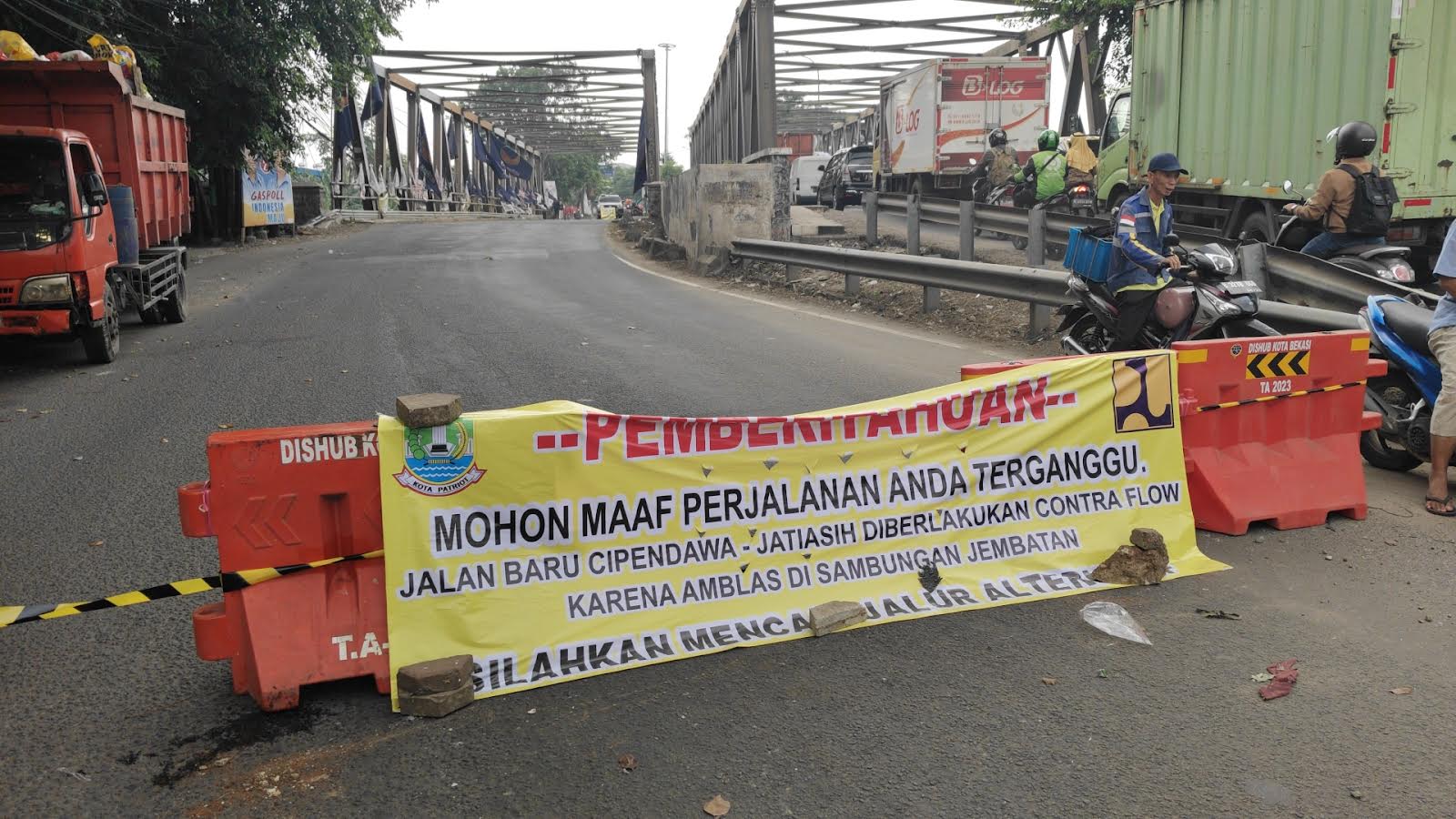 Jembatan Cipendawa ditutup sementara lantaran banyak baut yang hilang dicuri hingga menyebabkan jembatan tersebut amblas. Foto: Ishal/Gobekasi.id