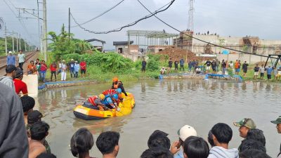 Tim SAR saat melakukan evakuasi jenazah Ahmad Supriadi (27) ldi Kali Jeruk, Kampung Telaga Harapan, Kalijaya, Cikarang Barat (27/1/2024) dini hari pukul 00.30 WIB. Ia tercebur ke Kali Jeruk saat buang air.