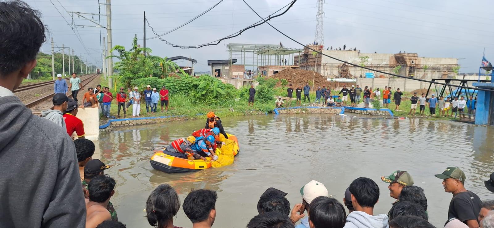 Tim SAR saat melakukan evakuasi jenazah Ahmad Supriadi (27) ldi Kali Jeruk, Kampung Telaga Harapan, Kalijaya, Cikarang Barat (27/1/2024) dini hari pukul 00.30 WIB. Ia tercebur ke Kali Jeruk saat buang air.