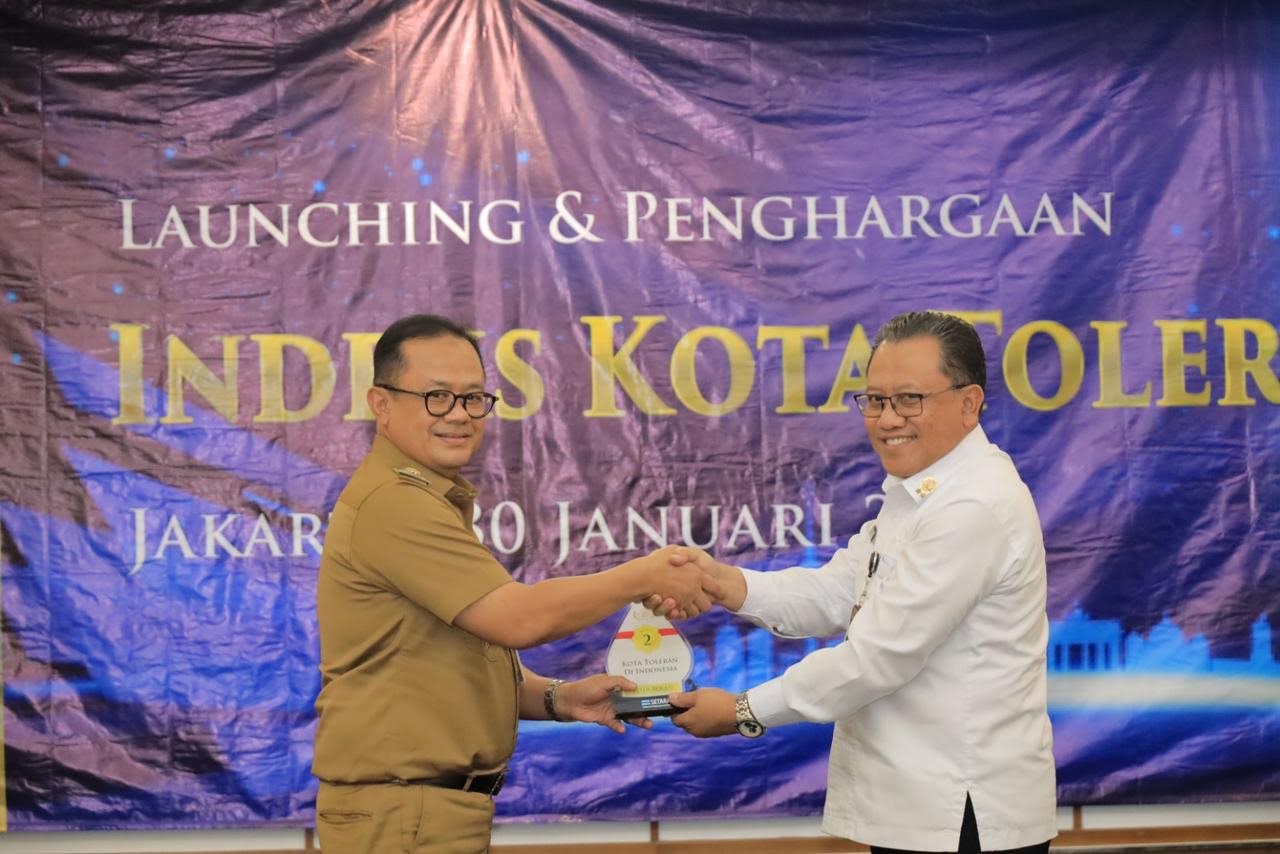 Penjabat (Pj) Wali Kota Bekasi saat menerima penghargaan dari Setara Institute dalam laporan indeks terbaru kota paling toleran se-Indonesia tahun 2023 di Hotel Grand Sahid, Kuningan, Jakarta, Selasa (30/1/2024). Dalam laporan itu, Kota Bekasi menempati peringkat nomor dua kota paling toleran di Indonesia setelah Kota Singkawang.