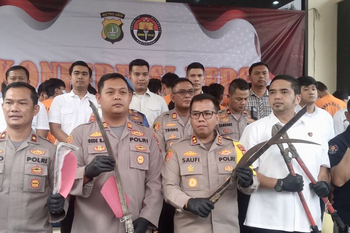 Polres Metro Bekasi melakukan konferensi pers berkaitan dengan penangkapan 27 bandit jalanan yang meresahkan warga Kabupaten Bekasi.