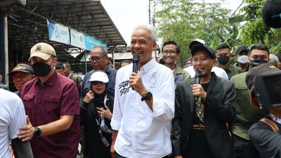 Capres 03 Ganjar Pranowo usai agenda pertemuan bersama para pemulung di Rumah Pemulihan Material Waste4Change di Kota Bekasi, Senin (5/2/2024).