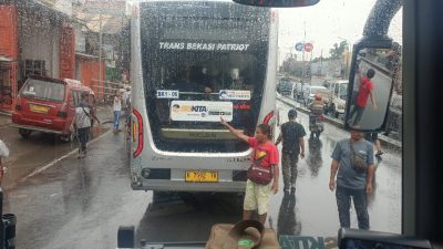 Sejumlah Sopir Angkot Kota Bekasi protes terkait adanya BISKITA di Jalan Ahmad Yani, Bekasi Selatan. Foto: Ishal/Gobekasi.id