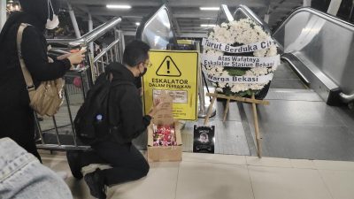 Mati 100 Hari, Warga Gelar ‘Doa Bersama’ Untuk Eskalator di Stasiun Bekasi