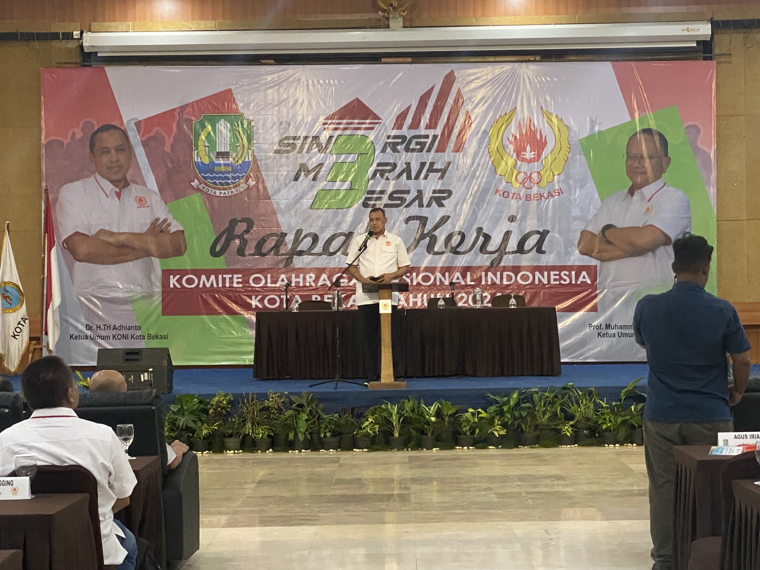 Ketua Umum KONI Kota Bekasi Tri Adhianto saat berpidato pada Raker di Hotel Gree Forest, Kota Bogor. Foto : Gobekasi.id