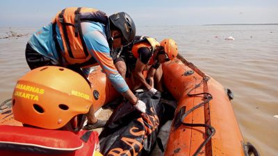 Petugas SAR gabungan saat mengevakuasi jasad wanita di Kali Bekasi. Foto: Imam Faishal/Gobekasi.id