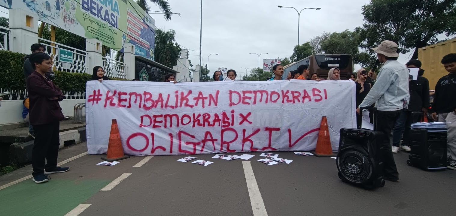 Aksi Mahasiswa Bekasi - Karawang soal 5 dosa Jokowi. Foto: Ishal/Gobekasi.id
