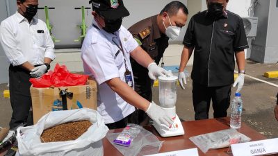 Kejari Kota Bekasi memusnahkan barang bukti aksi kejahatan periode 2023. Foto: Ist