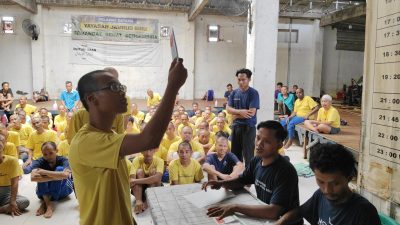 Puluhan orang dengan gangguan jiwa (ODGJ) yang ada di Yayasan Zamrud Biru melakukan simulasi pencoblosan di H-1 pelaksanaan pemilihan umum (Pemilu).Foto: Ishal/Gobekasi.id